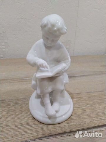 Фарфоровая статуэтка Мальчик (маленький Ленин ) с