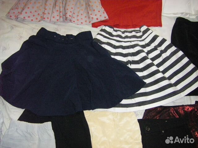 Юбки и платья много