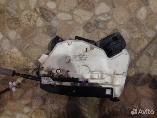 Замок двери задний левый Volkswagen polo