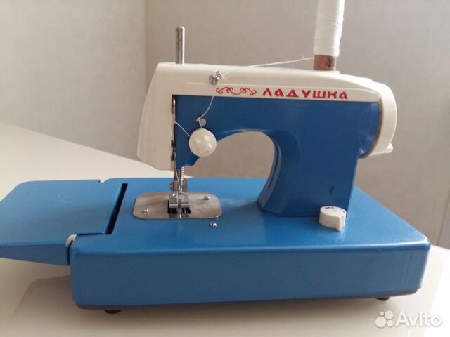 Детская игрушечная швейная машинка