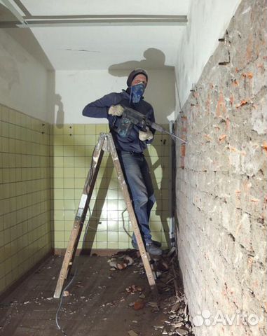 Демонтаж стен, полов, стяжки, плитки, дверей