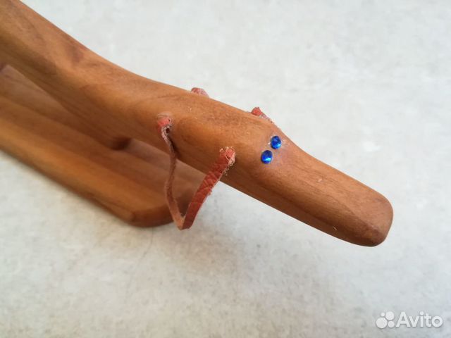 Фигурка таксы из дерева