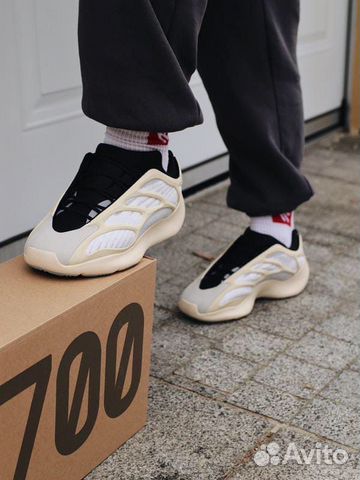 Кроссовки Adidas Yeezy Boost 700 White
