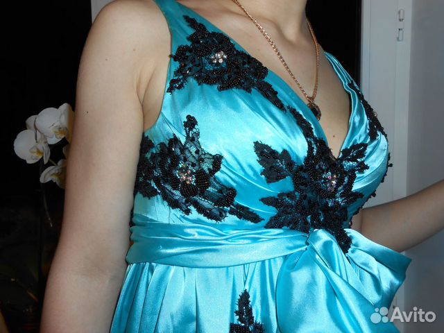 Платье с кружевом и полуоткрытой спиной Платье с кружевом и полуоткрытой спиной