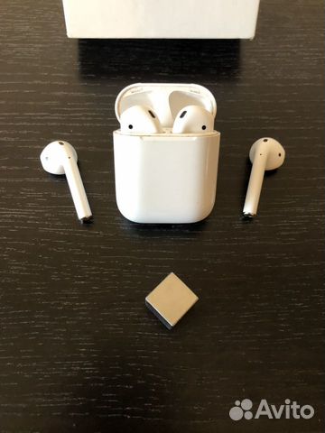 Наушники AirPods первого поколения Наушники AirPods первого поколения