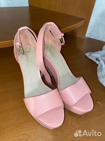 Босоножки на каблуке