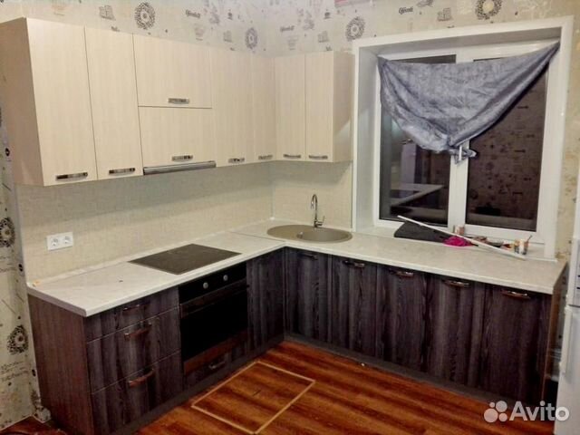 Кухня напротив окна