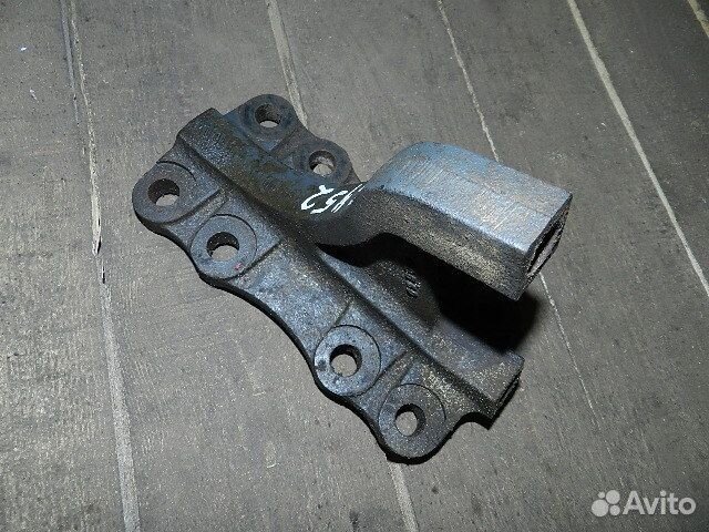 Кронштейн реактивной V образной тяги лев./прав. Me