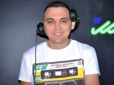 Диджей с аппаратурой