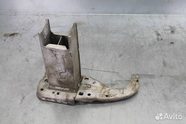 Кронштейн усилителя переднего бампера правый Aud