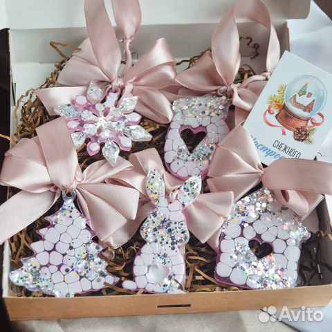 Розовые елочные игрушки из эпоксидной смолы