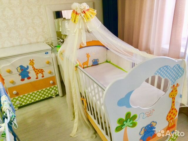 Детская кроватка и комод