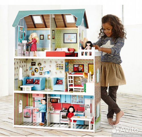 Кукольный дом с мебелью и куклами