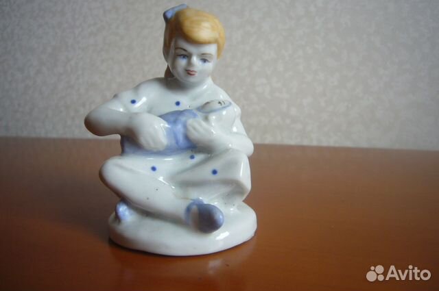 Фарфоровая статуэтка 
