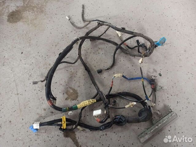 Проводка крышки багажника Toyota Land Cruiser 200