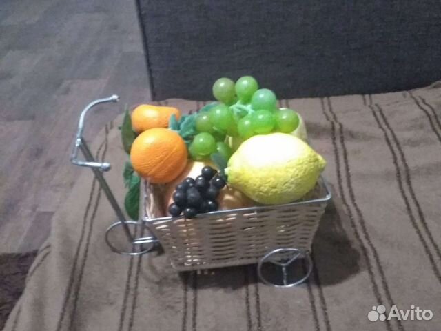Корзинка плетёная с фруктами
