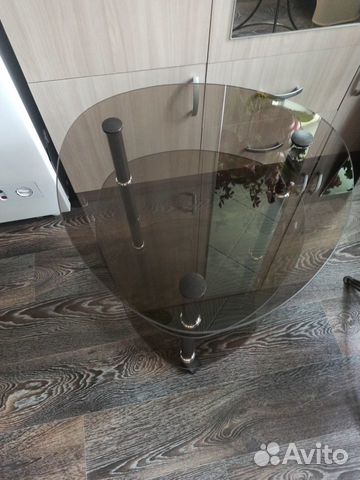 Маленький стеклянный столик на колесиках
