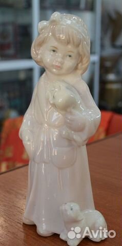 Фарфоровая статуэтка- девочка С котятами
