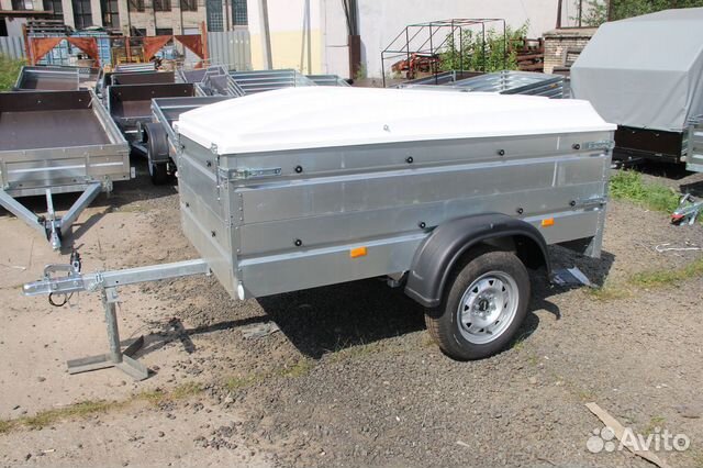Прицеп с высоким бортом и крышкой