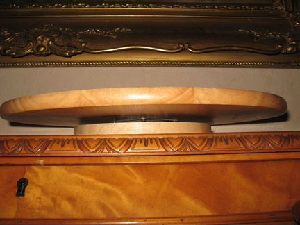 Подставка под торт вращается дерево