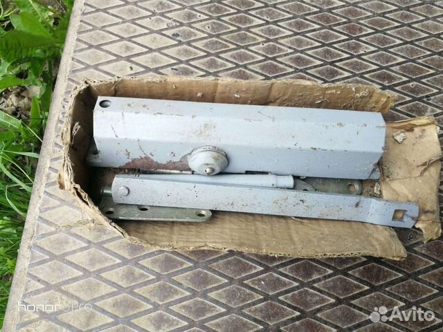 Доводчик на дверь