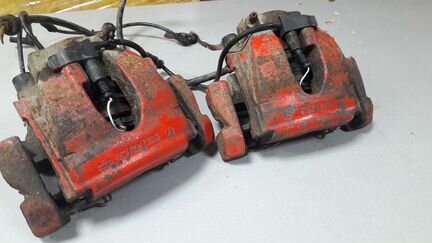 Суппорта передние левый и правый на Mercedes W210