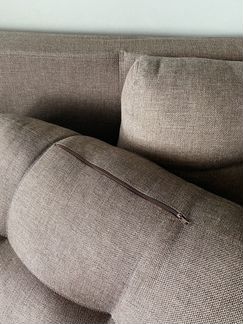 Прямой диван с кожаными подлокотниками