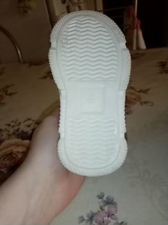 Продаю новые зимние ботиночки для девочки. Купили