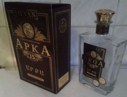 Бутылка из под коньяка в коробке
