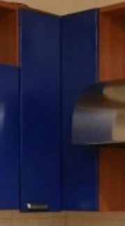 Угловой шкаф под орех с синими дверями