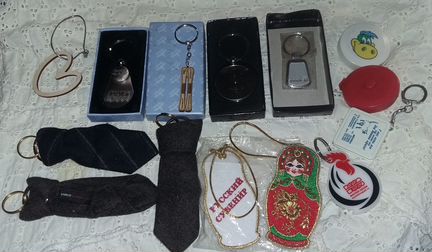 Брелоки, бирки на багаж много