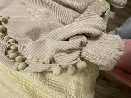 Вельветовая кофта с пумпонами