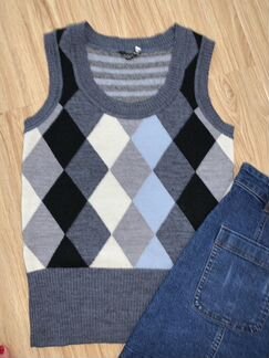 Юбка джинсовая, трикотажная жилетка, ремень кожанн