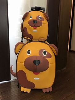 Желтый туристический чемодан на колесиках и рюкзак