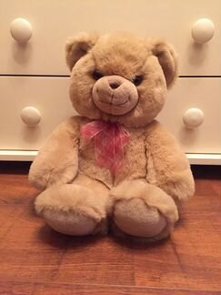 Бежевый плюшевый мишка