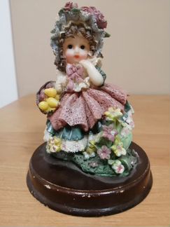 Кукла фарфоровая
