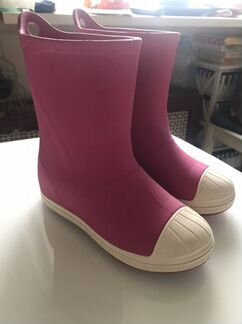 Розовые резиновые сапоги crocs j2