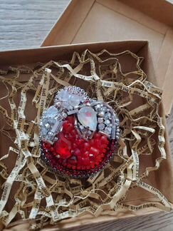 Брошь из бисера Нина Ричи Nina Ricci