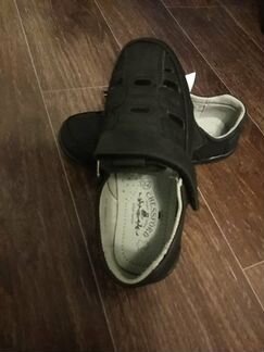 Туфли открытые для мальчика новые