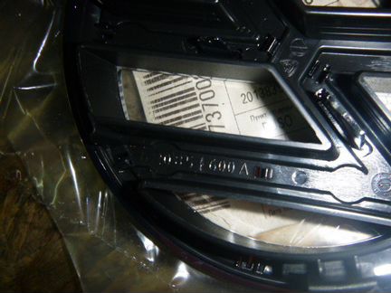 Эмблема передняя Volkswagen Polo 6R0853600A