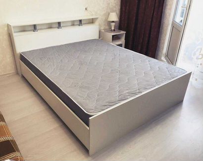 Кровать двухспальная с матрасом на независимых пру