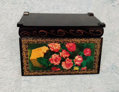 Деревянная лакированная шкатулка