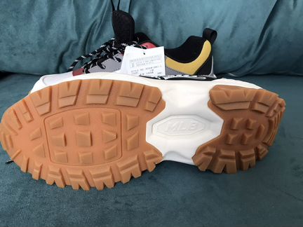 Продам новые кроссовки