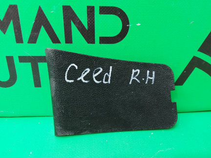 Крышка облицовки багажника правая Kia Ceed 2