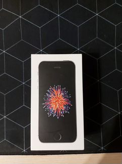 Коробка от iPhone SE 2017 с кейсом для наушников