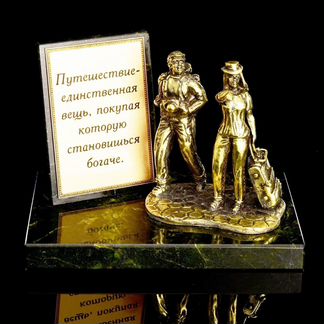 Фигурка на камне 