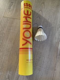 Перьевые воланы для бадминтона