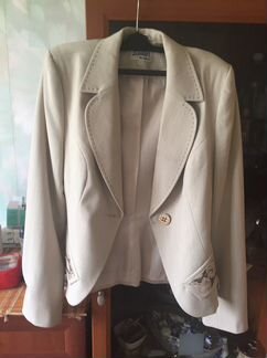 Бежевый брючный костюм