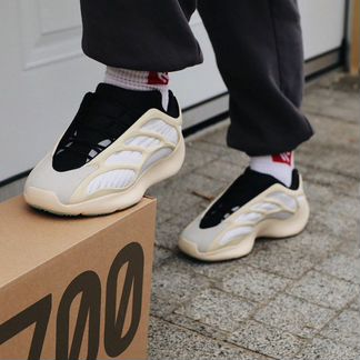 Adidas Yeezy Boost 700