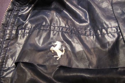 Ветровку ф. Ferrari (Италия) т.синего цвета